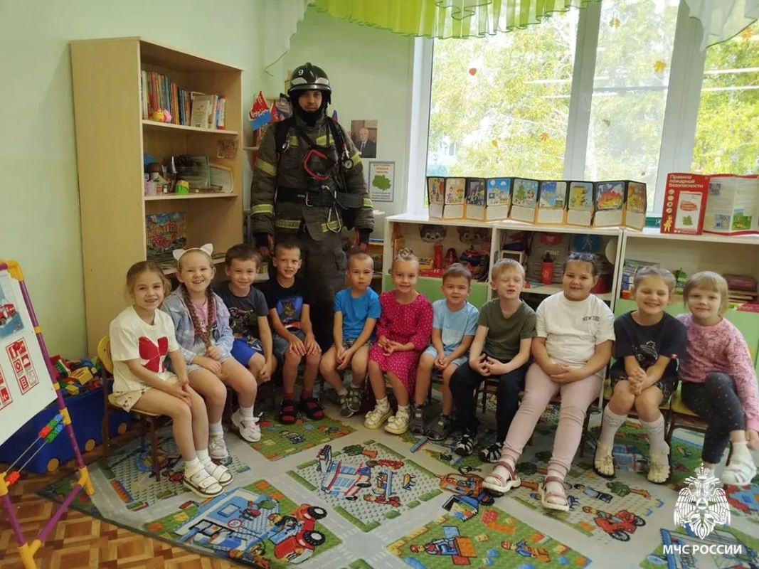 Герой среди нас: томский пожарный-участник СВО провел урок безопасности для воспитанников детского сада