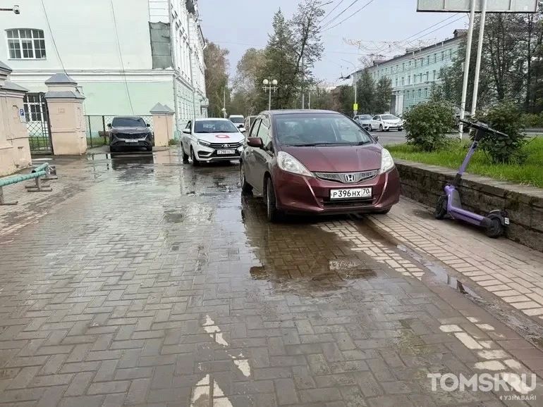 Мастера томской парковки: неуверенное нарушение или новые короли тротуара Мастера томской парковки: неуверенное нарушение или новые короли тротуара