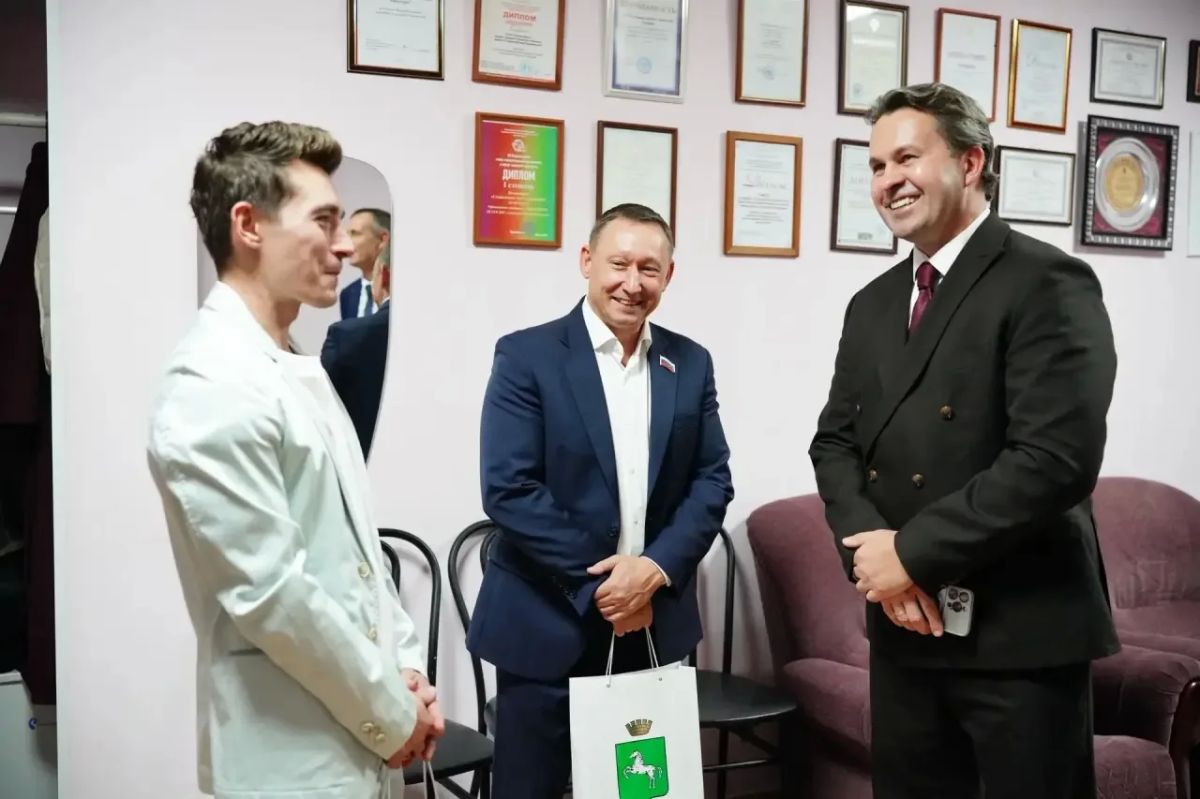 Дмитрий Махиня: Сегодня поздравил легендарную спортшколу №3 с юбилеем Дмитрий Махиня: Сегодня поздравил легендарную спортшколу №3 с юбилеем