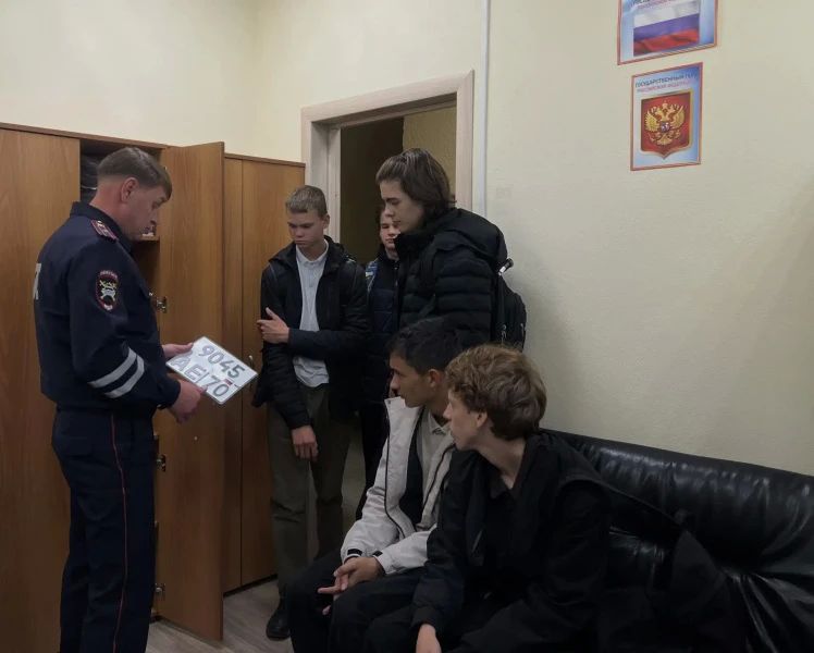 Профессия – защищать: сотрудники полиции Бакчарского района открыли старшеклассникам дверь в мир профессии Профессия – защищать: сотрудники полиции Бакчарского района открыли старшеклассникам дверь в мир профессии