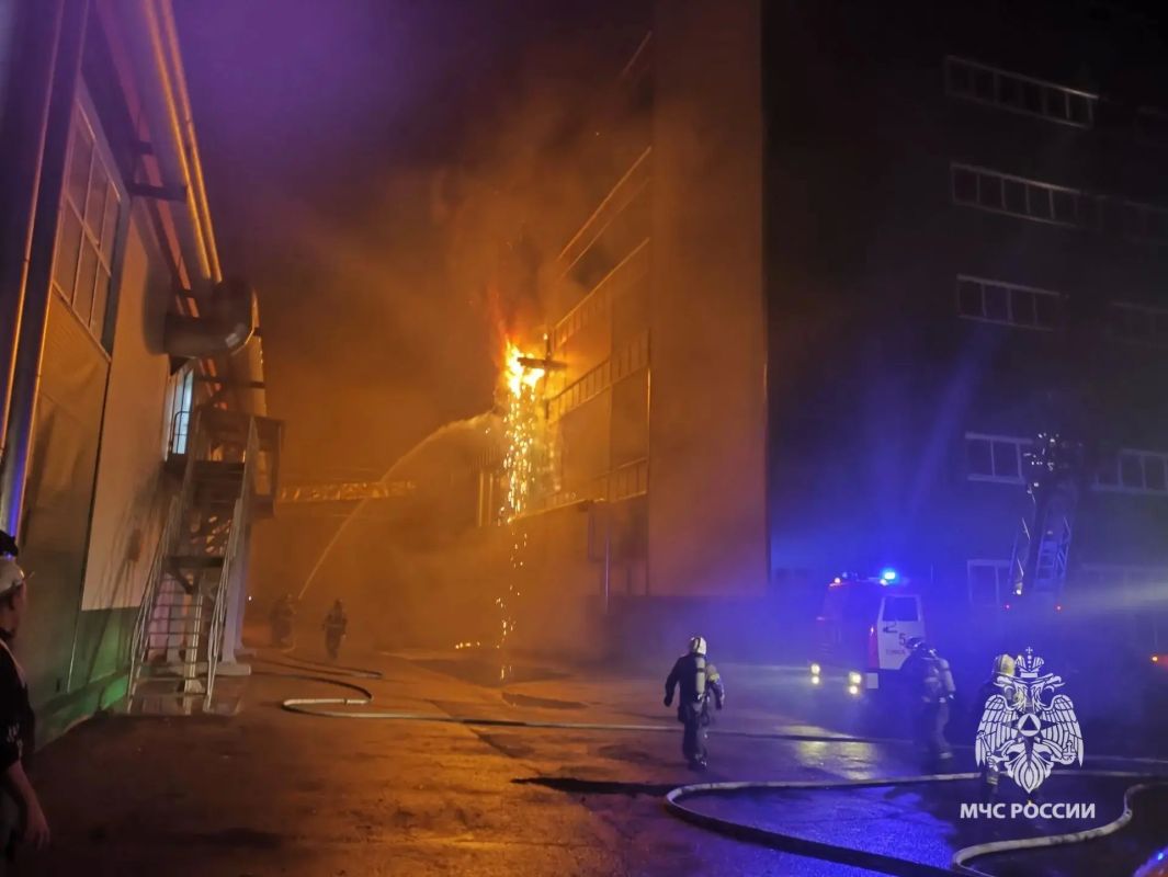 Томские огнеборцы МЧС России ликвидируют пожар в производственном здании