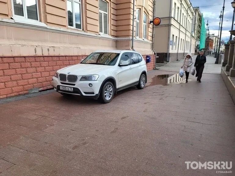 Мастера томской парковки: нарушение в центре или забитая «зебра» Мастера томской парковки: нарушение в центре или забитая «зебра»