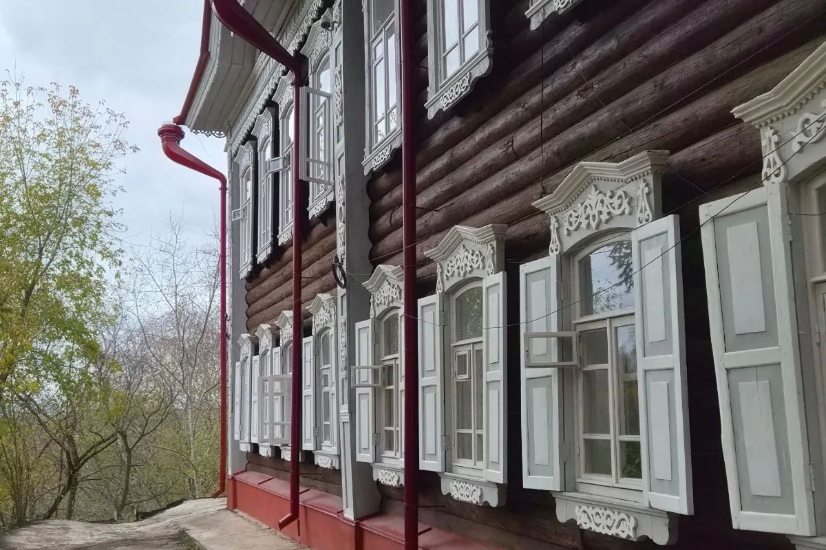 Объезд объектов деревянного зодчества провели депутаты Думы Томска Объезд объектов деревянного зодчества провели депутаты Думы Томска