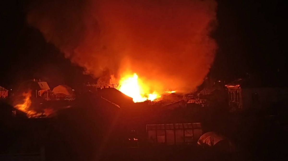 Пожар в Татарской слободе Томска охватил три жилых дома Пожар в Татарской слободе Томска охватил три жилых дома
