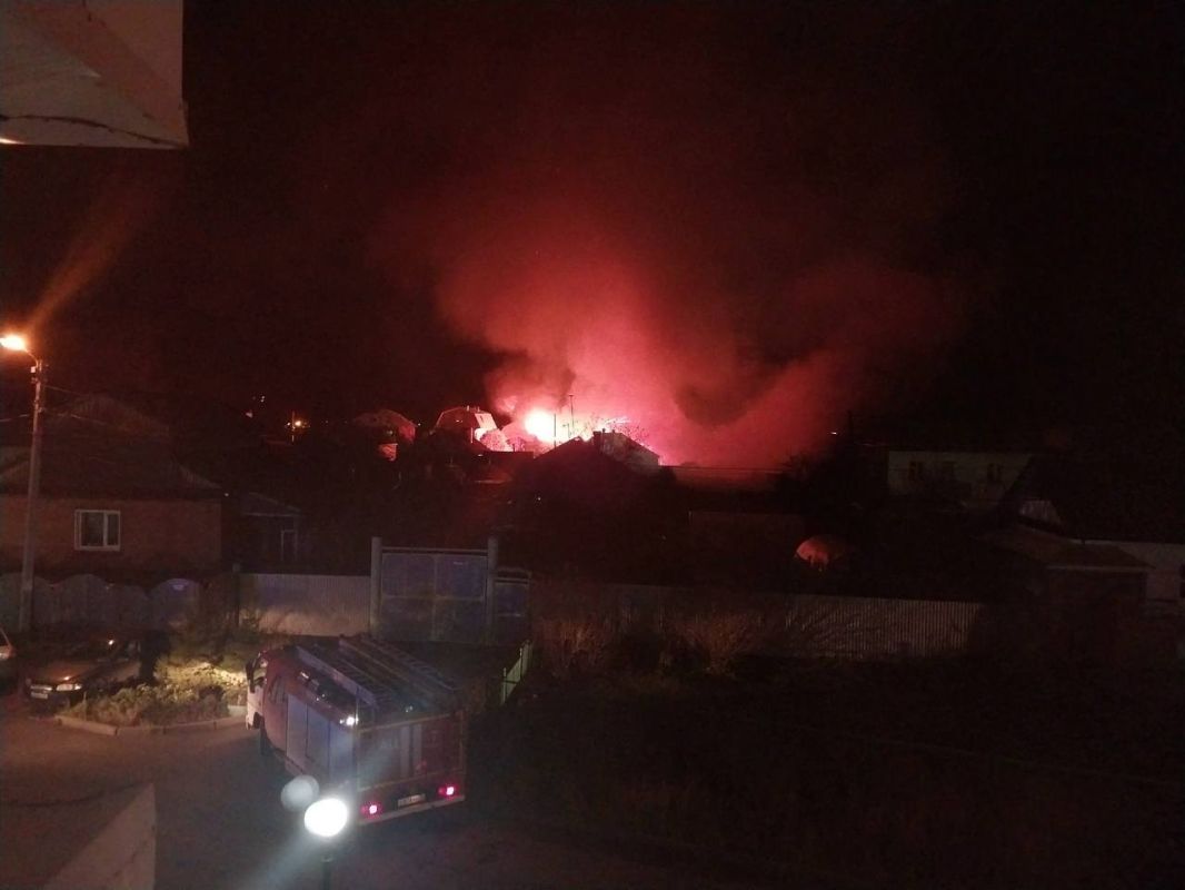 Пожар в Татарской слободе Томска охватил три жилых дома Пожар в Татарской слободе Томска охватил три жилых дома