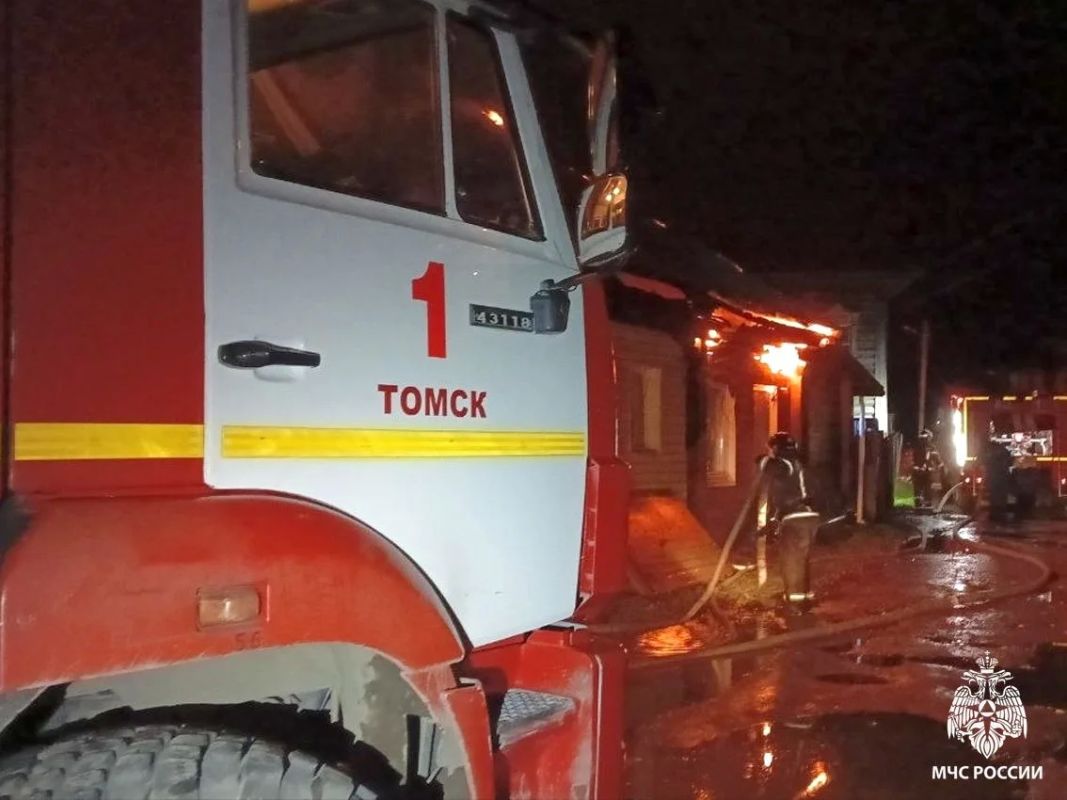 Три человека спасены огнеборцами МЧС России на пожаре в Томске Три человека спасены огнеборцами МЧС России на пожаре в Томске