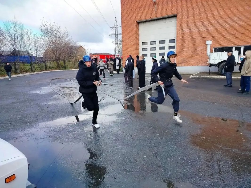 Юные пожарные продемонстрировали свои навыки Юные пожарные продемонстрировали свои навыки