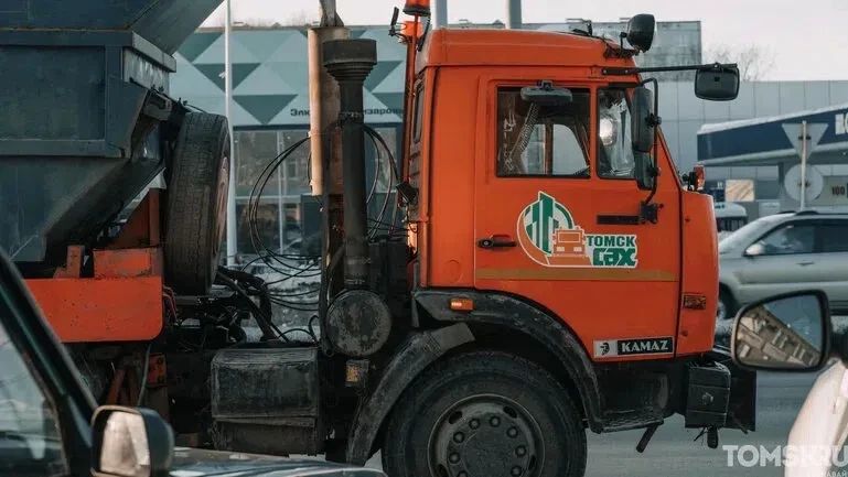 Томские дороги обработали 50 тоннами пескосоляной смеси из-за снегопада