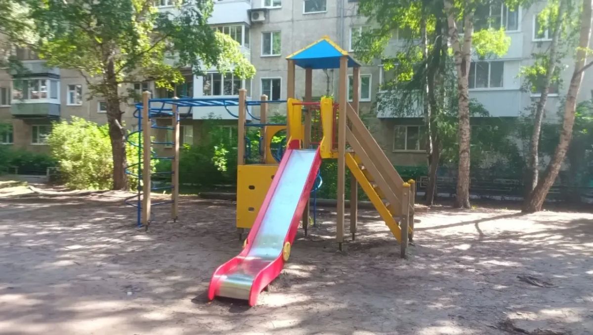 Дмитрий Махиня: Для обеспечения безопасности наших детей на улице и во дворах, районные администрации следят, в том числе, за состоянием детских площадок и городков Дмитрий Махиня: Для обеспечения безопасности наших детей на улице и во дворах, районные администрации следят, в том числе, за состоянием детских площадок и городков