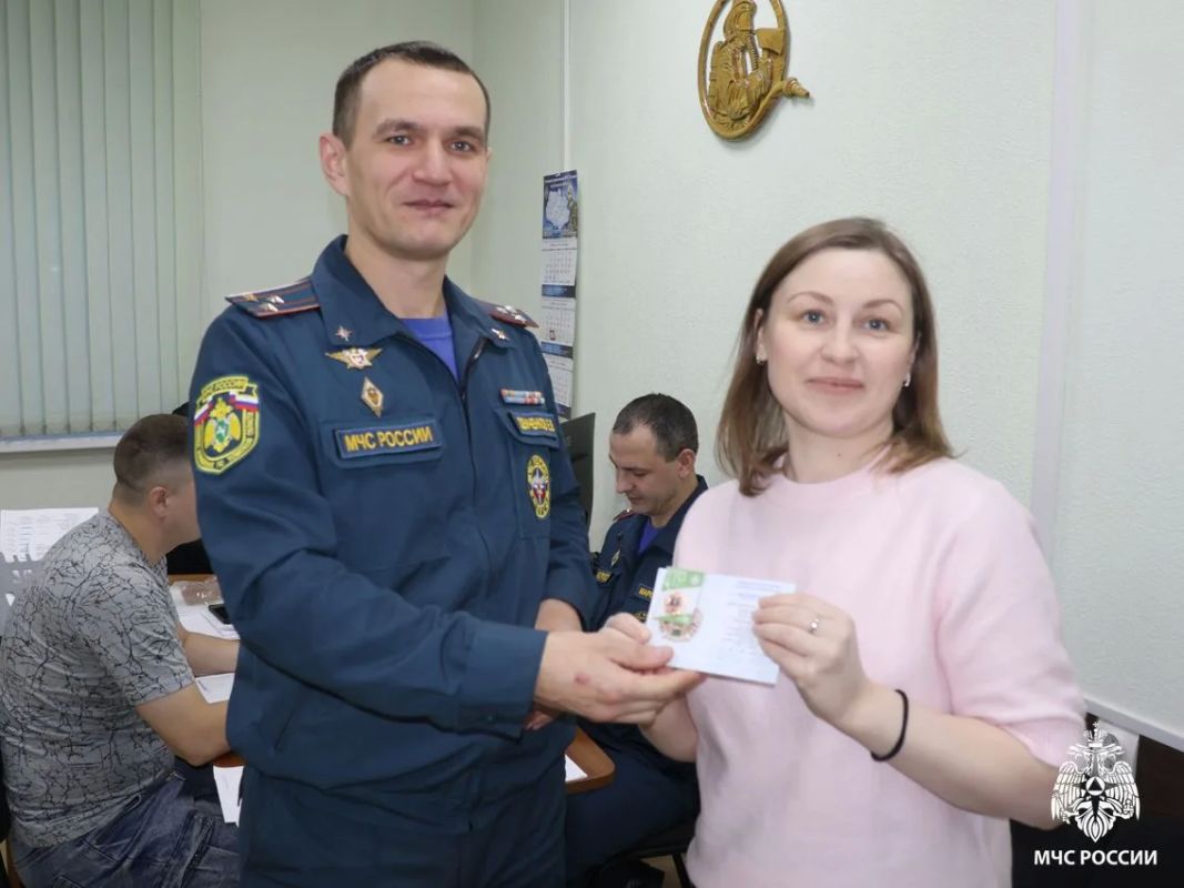 Сотрудникам Главного управления МЧС России по Томской области вручили знаки отличия ГТО Сотрудникам Главного управления МЧС России по Томской области вручили знаки отличия ГТО