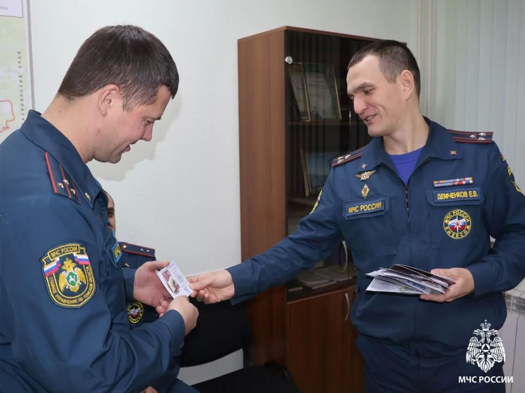 Сотрудникам Главного управления МЧС России по Томской области вручили знаки отличия ГТО Сотрудникам Главного управления МЧС России по Томской области вручили знаки отличия ГТО